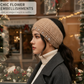 Strickstirnband für Damen mit Blumenakzenten
